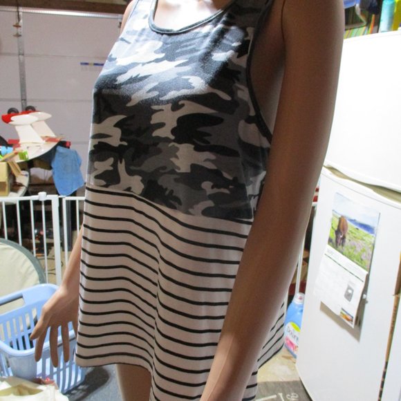 Women's Tank Top / Size 0XL / Grey Cammo and Stripes at Bottom - Picture 5 of 8